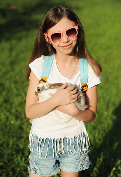 Девочка Обнимает Кролика Улице — стоковое фото