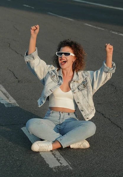 Sonriente Mujer Está Sentada Camino Concepto Libertad — Foto de Stock