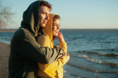 Kumsalda gülümseyen mutlu çift