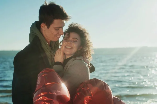 Happy Couple Red Heart Balloons Beach — Stock Photo, Image