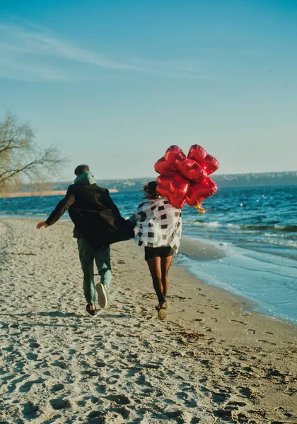 Happy Running Couple Red Heart Balloons Beach — Stock Photo, Image