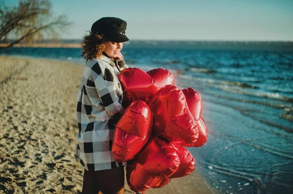 Молодая Женщина Красными Воздушными Шарами Сердца Бежит Пляжу — стоковое фото