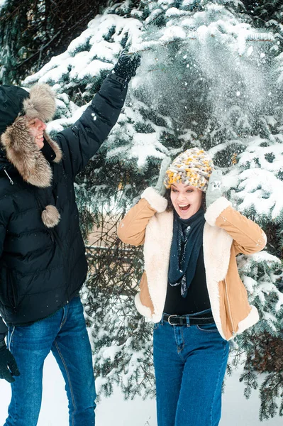 Woman Man Walking Winter Forest Happy Couple Has Fun Snow — Stockfoto