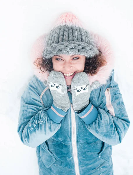 Hermosa Mujer Sonriente Divierte Aire Libre Mujer Bosque Nevado —  Fotos de Stock
