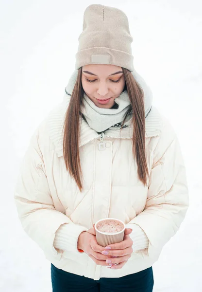 Портрет Жінки Яка Чай Відкритому Повітрі Молода Жінка Чашкою Гарячого — стокове фото