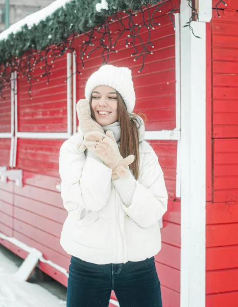 Donna Nella Foresta Innevata Vacanze Invernali — Foto Stock