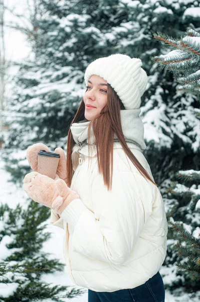 Portret Van Een Vrouw Die Buiten Thee Drinkt Jonge Vrouw — Stockfoto