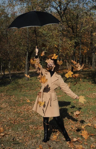 Женщина Зонтиком Весело Проводит Время Опадающими Листьями Осеннем Парке — стоковое фото