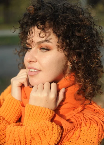 Молодая Красивая Женщина Оранжевом Вязальном Свитере Осеннем Парке — стоковое фото