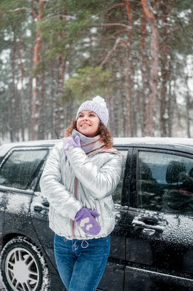 Красива Усміхнена Жінка Сосновим Деревом Розважається Відкритому Повітрі Жінка Засніженому — стокове фото