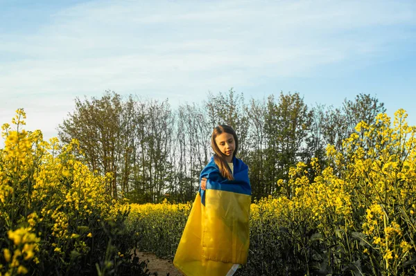 Дитина Українським Прапором Лузі — стокове фото