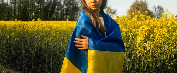 Dziecko Trzymające Ukraińską Flagę Łące — Zdjęcie stockowe