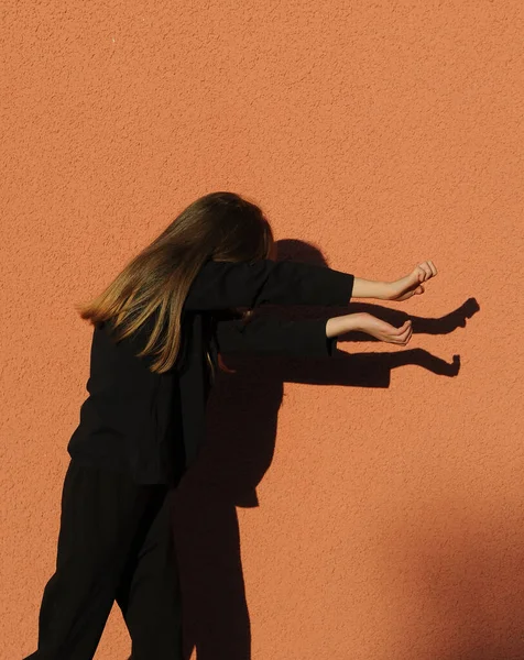 Roztomilé Holčička Hraje Stínu Divadla Oranžovém Pozadí — Stock fotografie