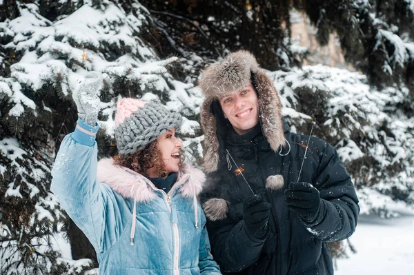 Happy Couple Has Fun Snow Woman Man Walking Winter Forest — Stock Photo, Image