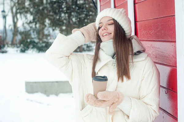 Femme Dans Forêt Enneigée Vacances Hiver — Photo