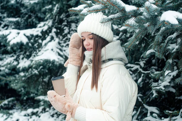 Vrouw Het Besneeuwde Bos Wintervakantie — Stockfoto