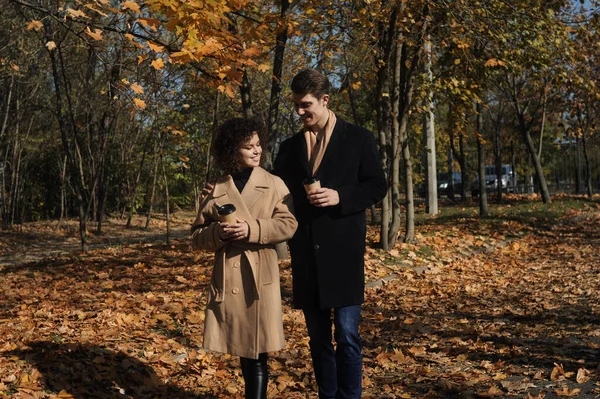 Happy Couple Drinks Coffee Autumn Park — Foto Stock