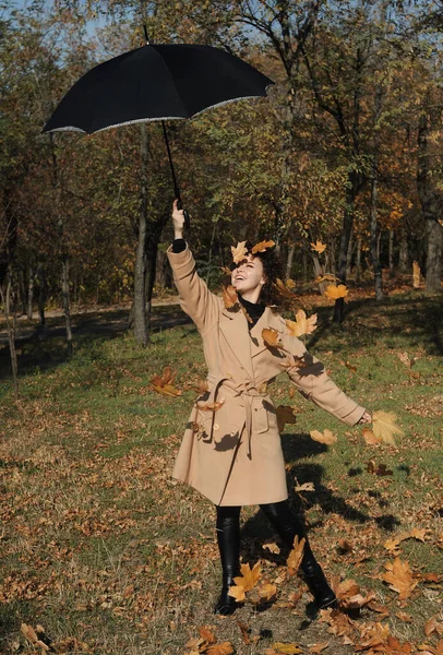 秋天叶子的女人在秋天的公园里玩得很开心 户外树叶上卷发快乐女人的画像 — 图库照片