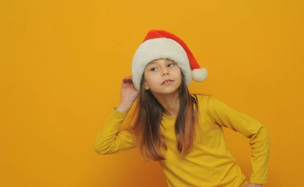 Malá Dívka Santa Klobouk Žlutém Pozadí Kopií Prostoru — Stock fotografie