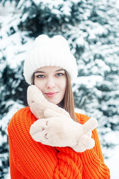 Kobieta Śnieżnym Lesie Zimowe Wakacje — Zdjęcie stockowe