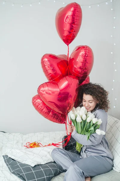 Mujer Joven Sosteniendo Globo Del Corazón Cama —  Fotos de Stock