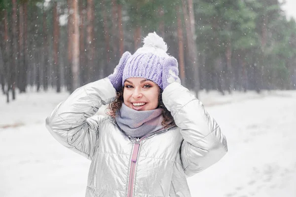 Mujer Bosque Nevado Vacaciones Invierno — Foto de Stock