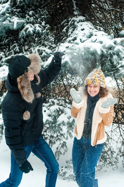 Happy Couple Has Fun Snow Woman Man Walking Winter Forest — Stock fotografie