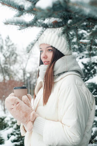 Χαμογελαστή Νεαρή Γυναίκα Που Πίνει Καφέ Στο Χιονισμένο Δάσος Χειμερινές — Φωτογραφία Αρχείου