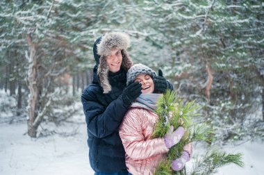 Mutlu çift karla eğleniyor. Genç çift kış parkında eğleniyor.
