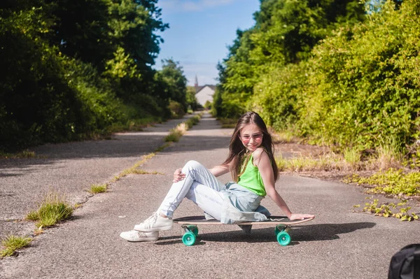 Young Girl Her Skateboard Sunny Day Park — Fotografia de Stock