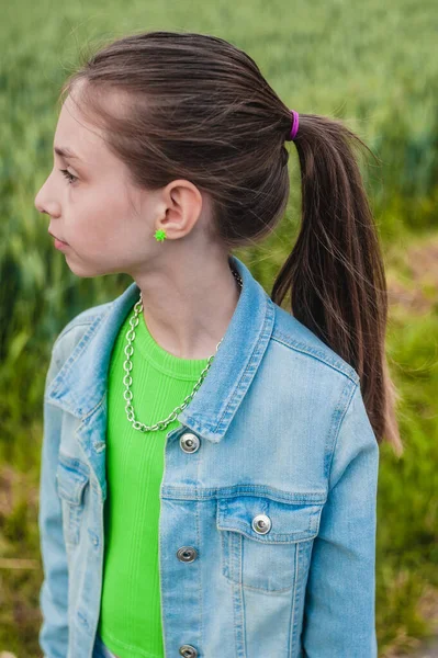 Dışarıdaki Küçük Kızın Portresi — Stok fotoğraf
