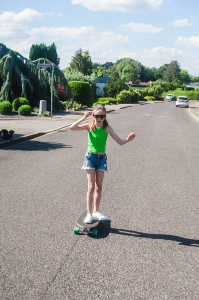 Gadis Muda Dengan Skateboard Nya Pada Hari Yang Cerah Taman — Stok Foto