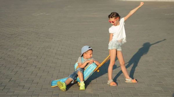 Children Suitcase Outdoors Waiting Bus — Stock fotografie