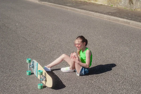 Young Girl Her Skateboard Sunny Day Park — Stockfoto