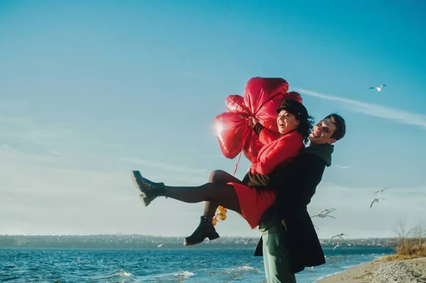 Happy Running Couple Red Heart Balloons Beach — Stock Fotó