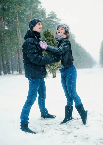 Happy Couple Has Fun Snow Young Couple Having Fun Winter — Foto Stock