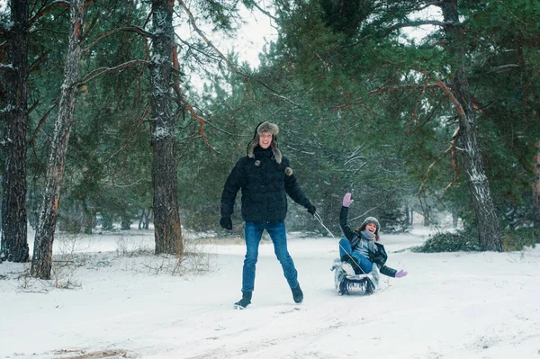 Couple Playing Sled Snowy Winter Forest — Zdjęcie stockowe