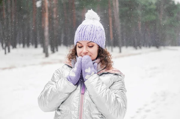 Beautiful Caucasian Young Woman White Knitted Hat Posing Forest Winter — 스톡 사진