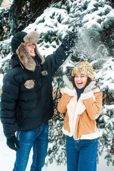 Young Beautiful Couple Winter Forest Happy Couple Has Fun Snow — Photo