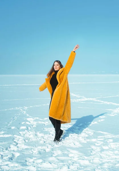 Running Woman Yellow Coat Walking Snowy Ice — Foto de Stock