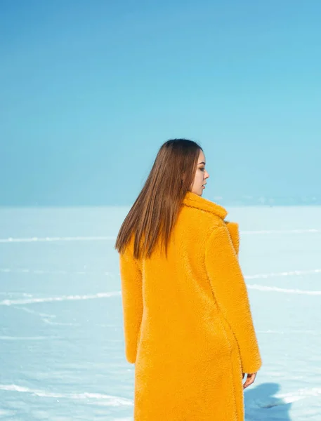 Running Woman Yellow Coat Walking Snowy Ice — Stockfoto