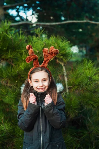 Κορίτσι Ένα Χειμερινό Πάρκο Χαμογελαστό Κορίτσι Αυτιά Ελαφιού Στο Δάσος — Φωτογραφία Αρχείου