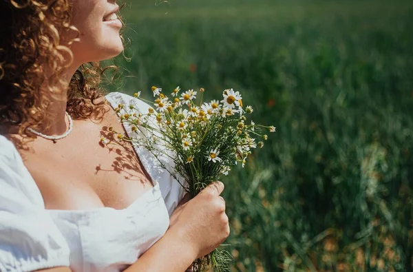 Schöne Junge Frau Mit Blumenstrauß Auf Dem Feld — Stockfoto