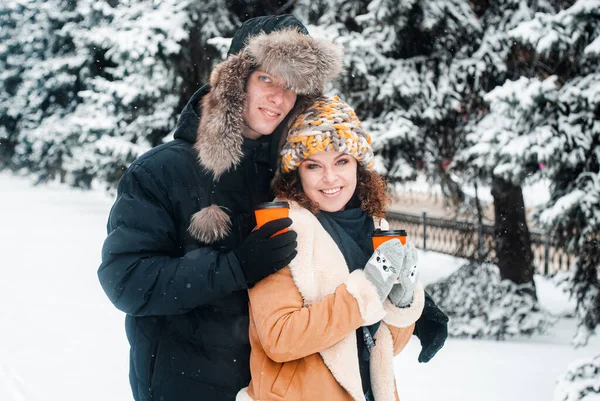Young Beautiful Couple Winter Forest Happy Couple Has Fun Snow — Foto Stock