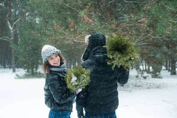 Young Beautiful Couple Winter Forest Happy Couple Has Fun Snow — Zdjęcie stockowe