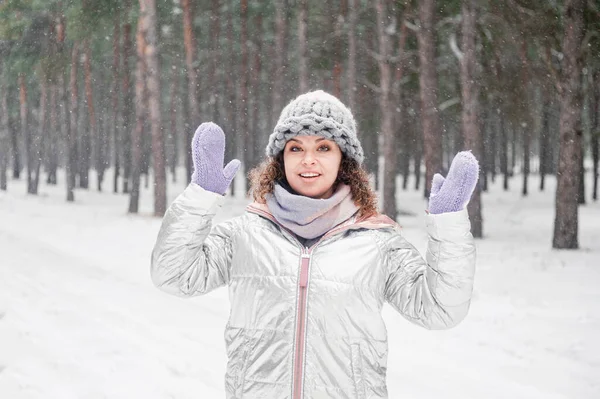 Красива Молода Жінка Насолоджується Зимовим Днем Лісі — стокове фото