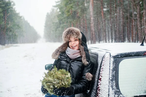 Beautiful Young Woman Enjoying Winter Day Forest — 스톡 사진