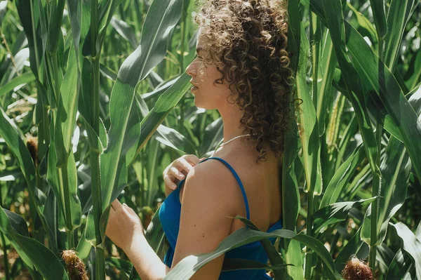 Beautiful Curly Haired Woman Green Leaves Corn Field Sunny Day — Stock fotografie