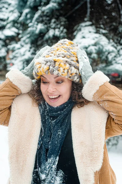 Portret Van Een Jonge Vrouw Een Winterpark — Stockfoto