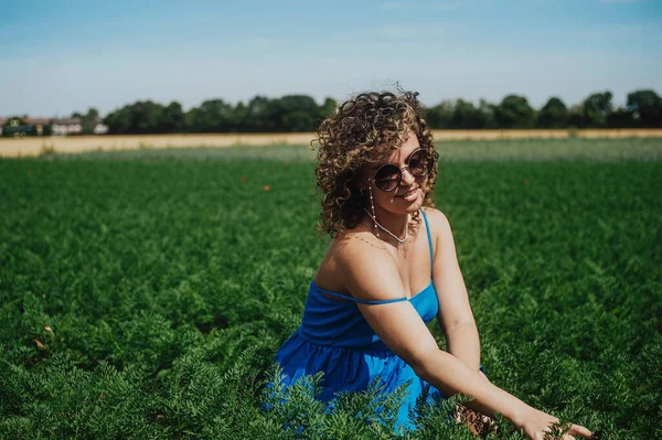 alanda güzel bir genç kadının portresi